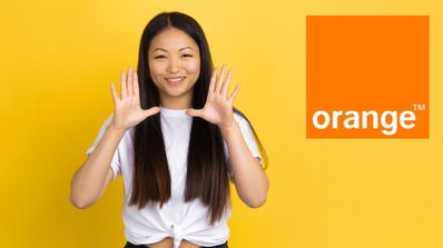 Una chica contenta enseña las manos y el logo de Orange