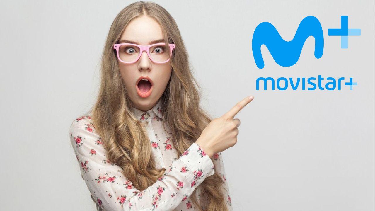 Una chica con gafas sorprendida apuntando con el dedo al logo de Movistar Plus+