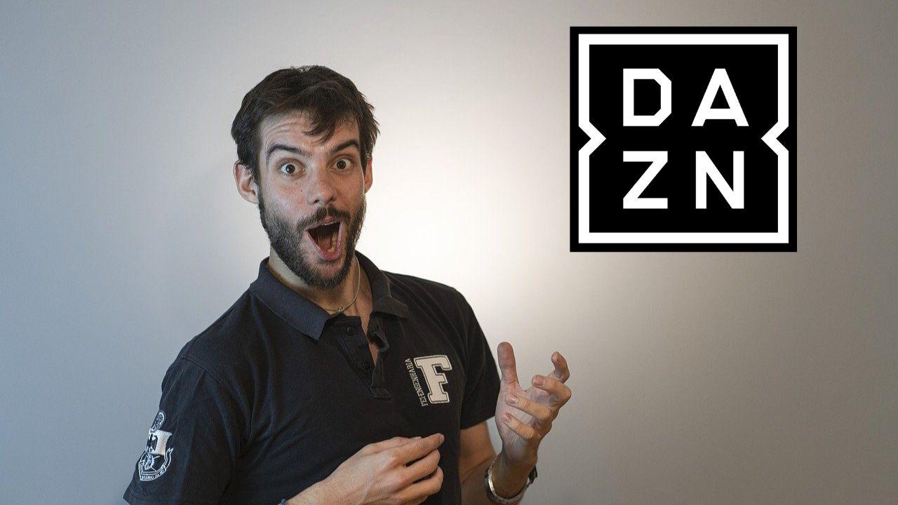 Un chico aficionado a los deportes sorprendido con el logo de DAZN