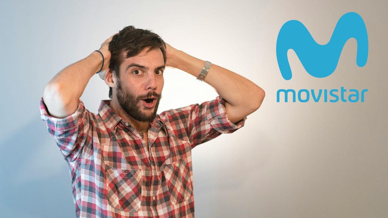 Un chico sorprendido con las manos en la cabeza y el logo de Movistar