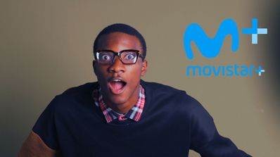 Un chico de gafas muy sorprendido con el logo de Movistar Plus+
