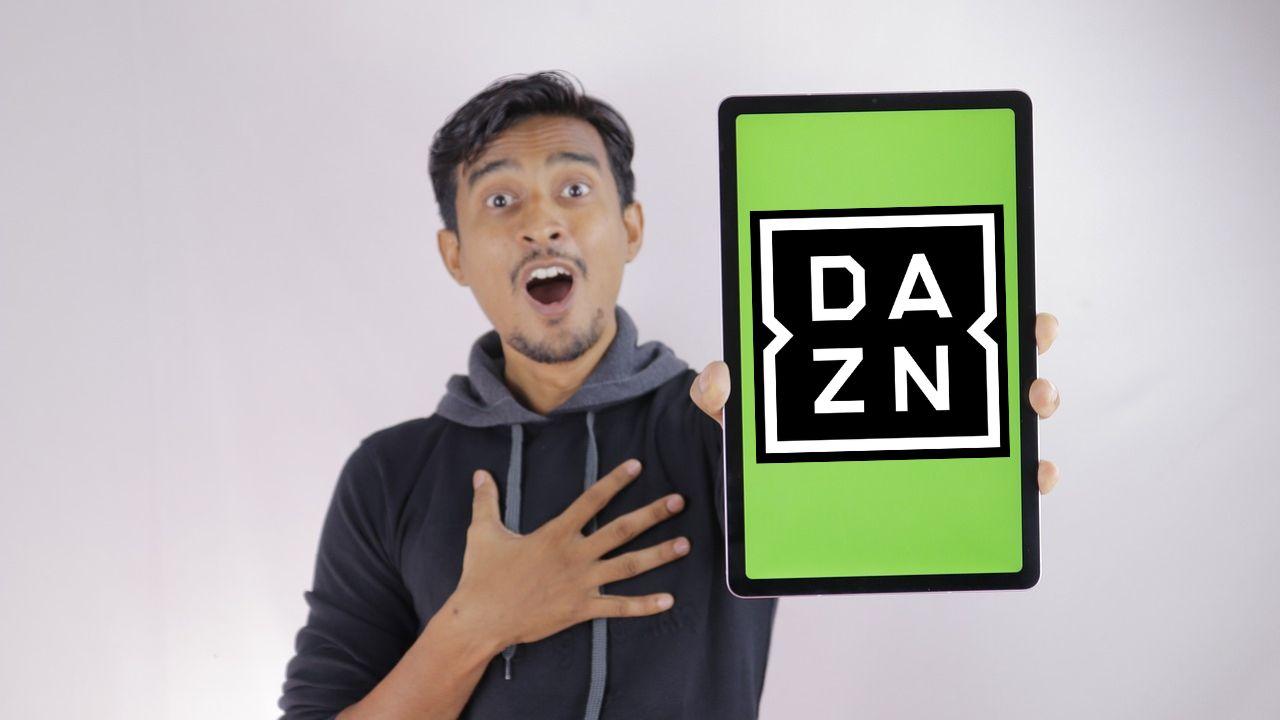 Un chico sorprendido sujetando un tablet con el logo de DAZN