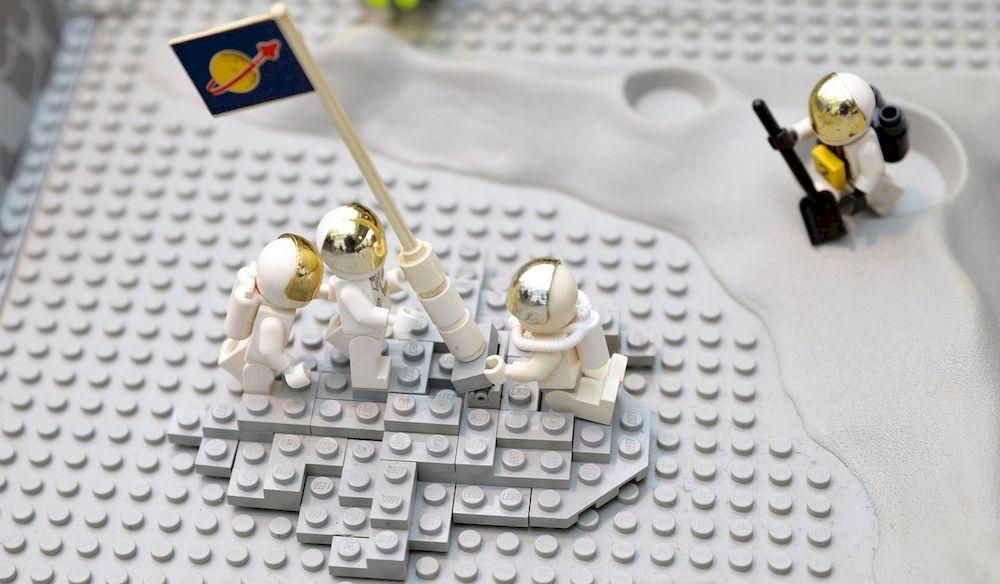 Una escena de aterrizaje en la Luna recreada con figuras de LEGO