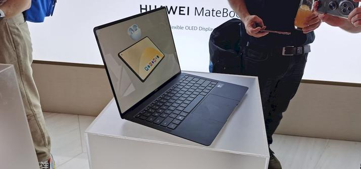 El portátil Huawei MateBook X Pro encendido