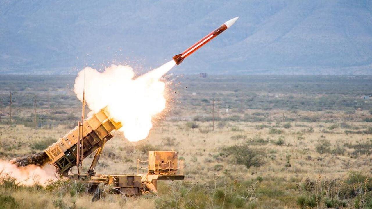 Lanzamiento de un misil Patriot contra un objetivo aéreo