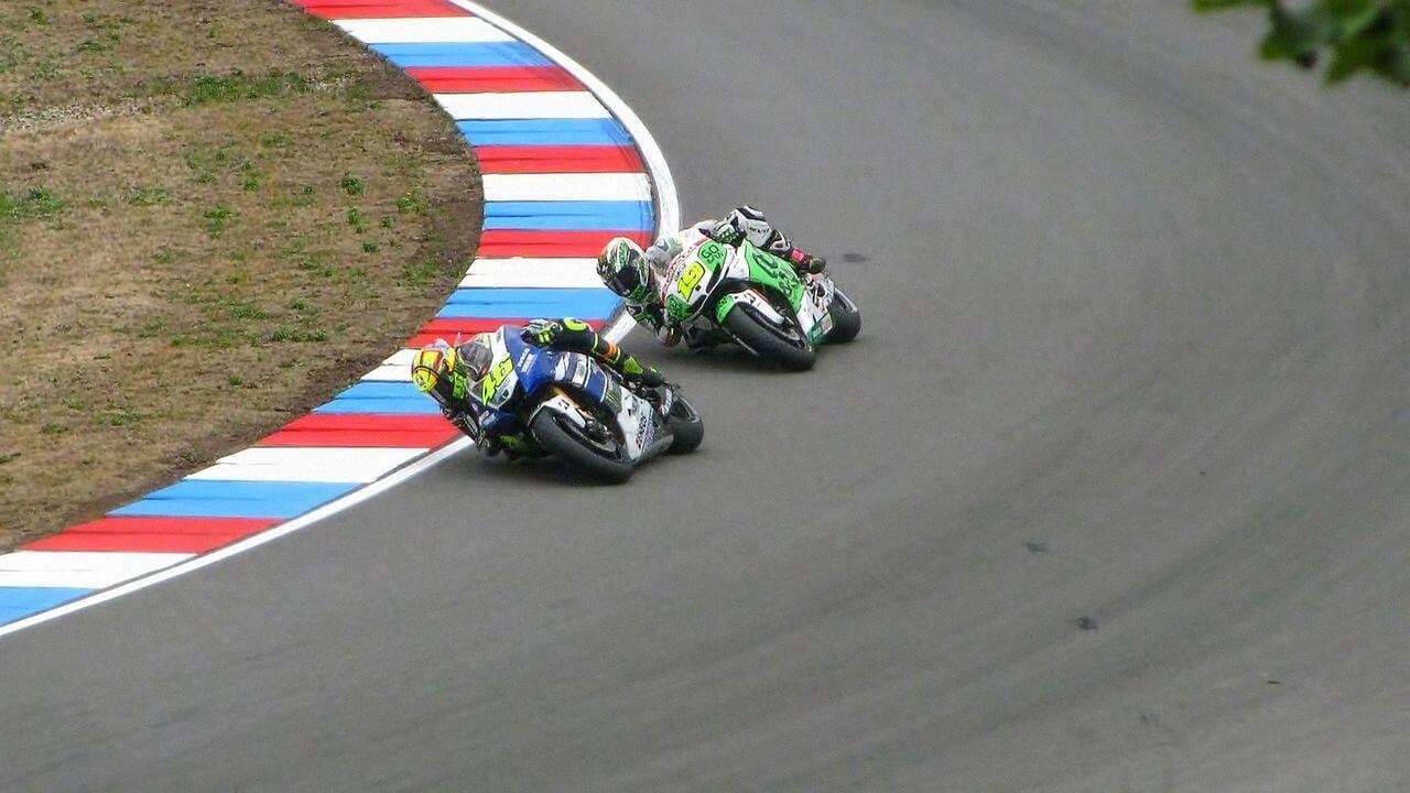 Dos motos de MotoGP disputando una curva en la carrera