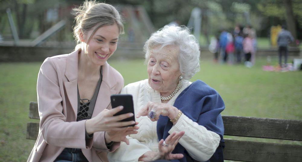 Una mujer felicita el Día de la Madre a su anciana progenitora