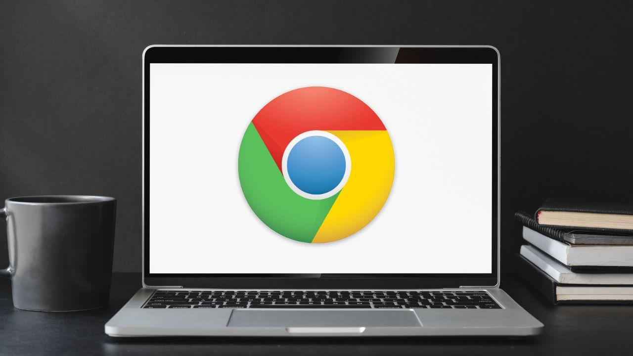 Ordenador portátil con el logo de Chrome en el centro de la pantalla