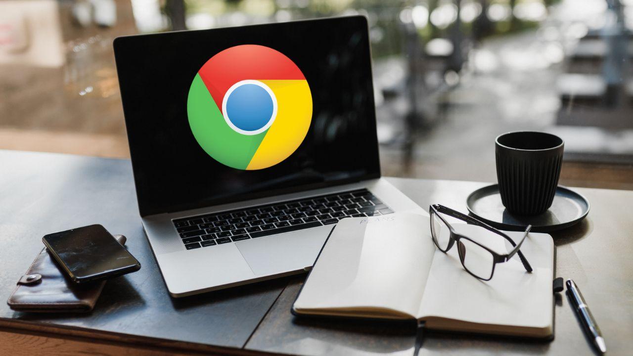 El ordenador portátil de un profesional con el logo de Chrome
