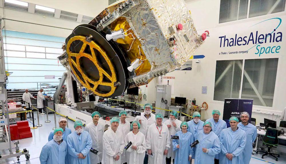 Foto del equipo responsable de la fabricación del satélite Astra 1P