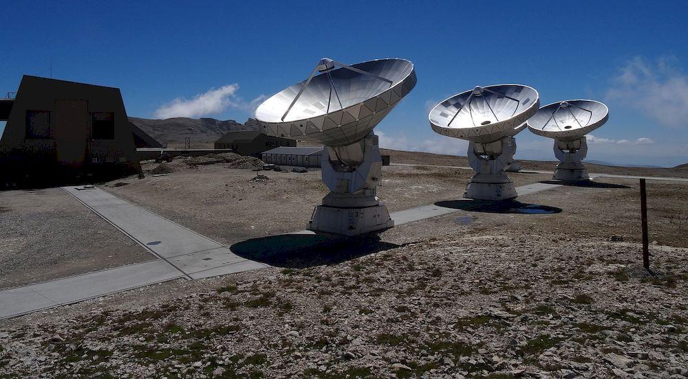 Satélites apuntando al espacio en busca de señales extraterrestres