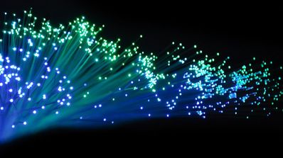 Una conexión de fibra óptica con señal azul y verde