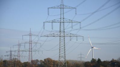 Postes con instalación de líneas telefónicas antiguas