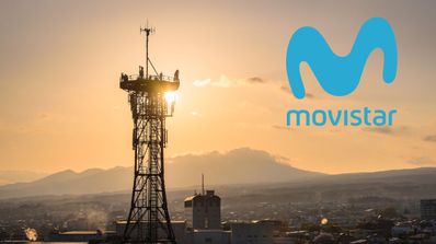 Torres de conexiones 5G con el logo de Movistar