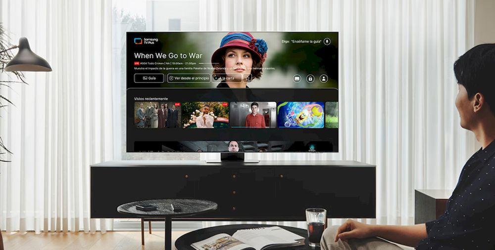 Mujer viendo la televisión en Samsung TV Plus