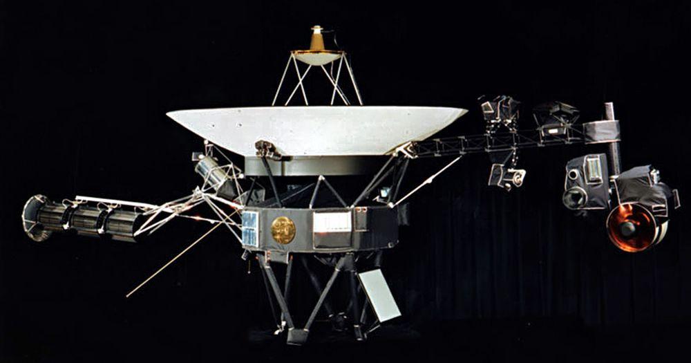 Uno de los discos dorados que viaja por el espacio en la Voyager