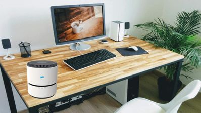 imagen de una mesa con el amplificador de movistar