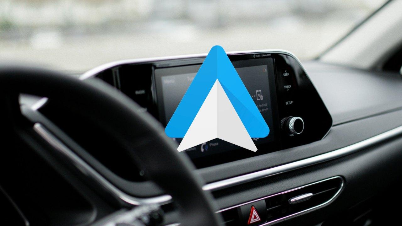 imagen del logo de android auto en un coche
