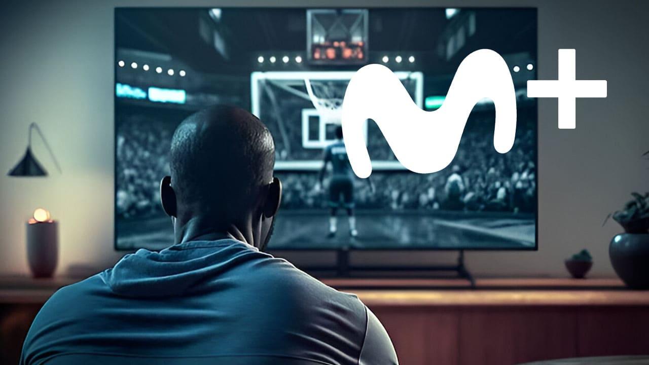 hombre viendo baloncesto en TV