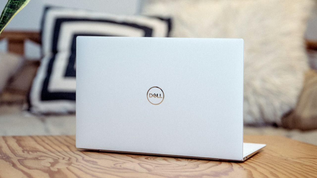 Un portátil Dell sobre una mesa