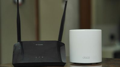 Un router y un decodificador sobre una mesa