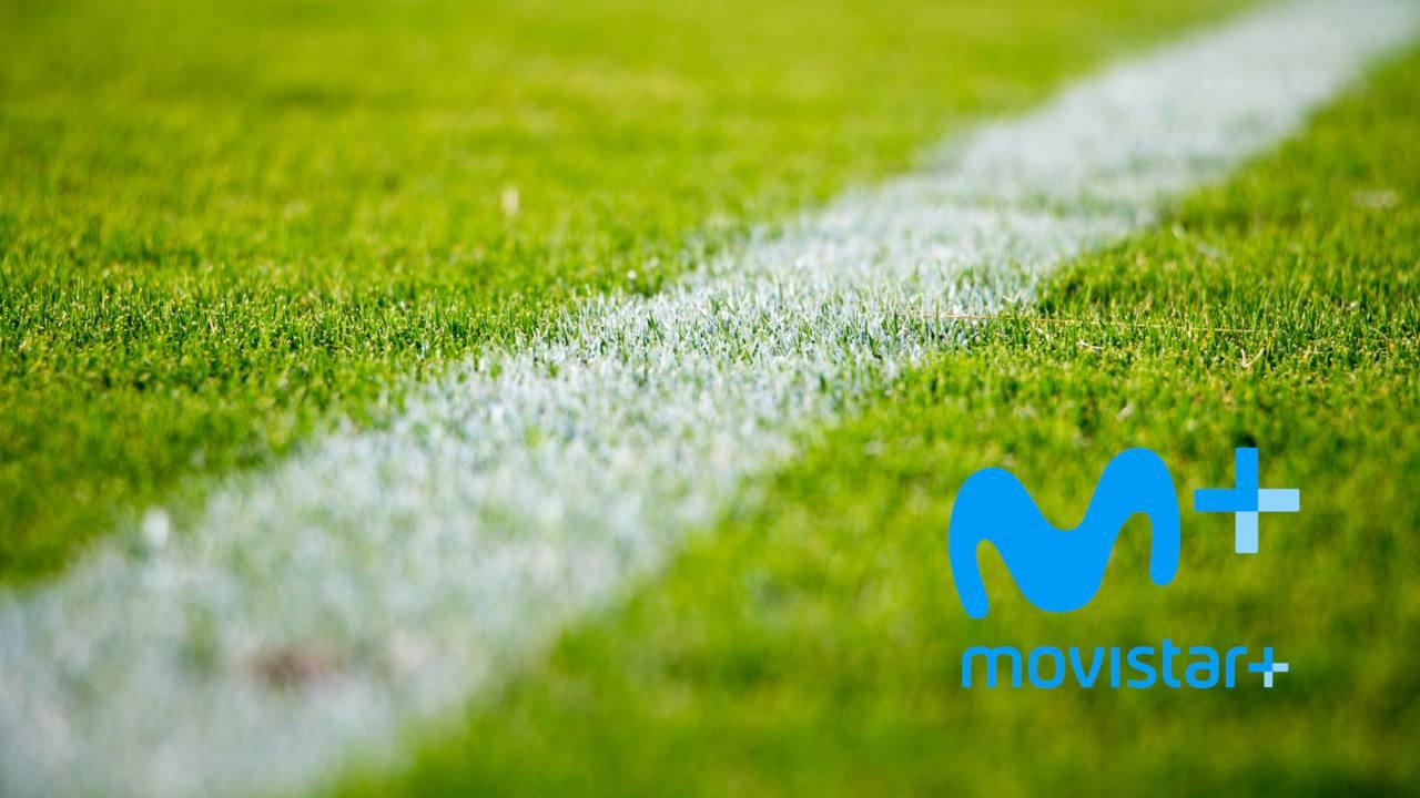 imagen del logo de movistar plus+ en un campo de futbol