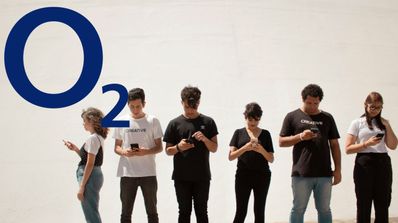 varias personas con moviles de o2