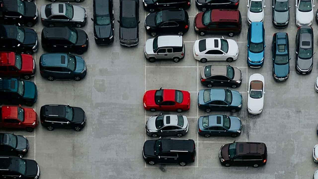 imagen de un parking con varios coches
