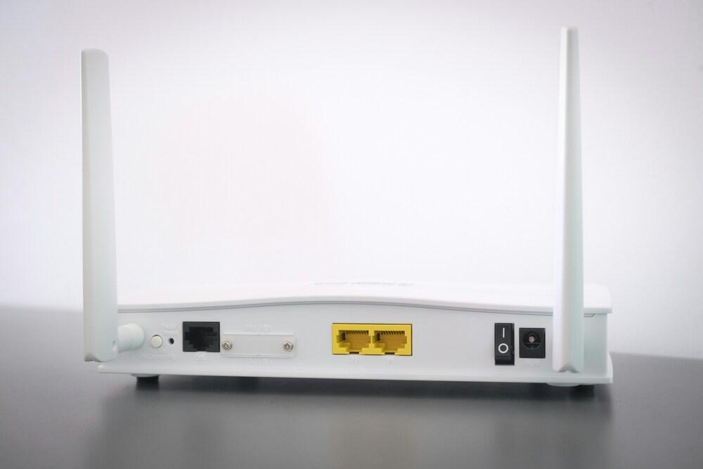 imagen de un router color blanco