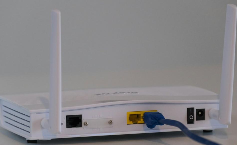 imagen de un router blanco