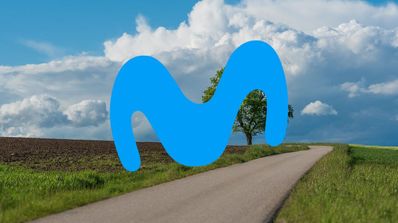 El logo de Movistar en una zona rural