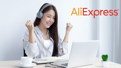Una chica está feliz por las ofertas que encuentra en AliExpress