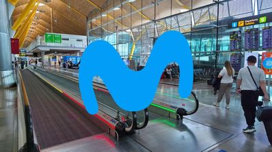 El logo de Movistar en las cintas de transporte del aeropuerto