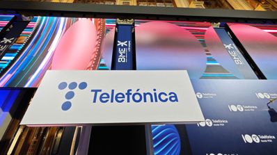 El logo actual de Telefónica en una pancarta durante un evento