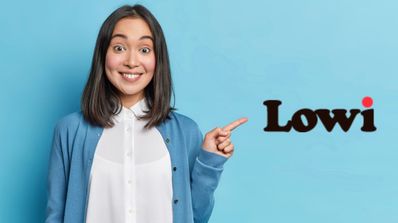 imagen de una persona con el logo de lowi