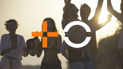 Dos usuarios disfrutan de conexión 5G en sus móviles en una playa concurrida de la costa española, con una antena de refuerzo de MasOrange visible para la temporada de verano.