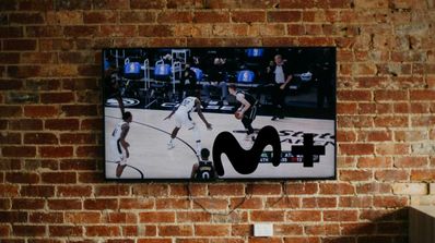 imagen de una smart tv con un partido de nba