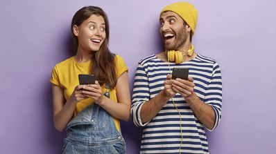 pareja con el móvil contenta