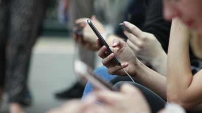 personas con un móvil