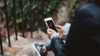 persona con un telefono movil