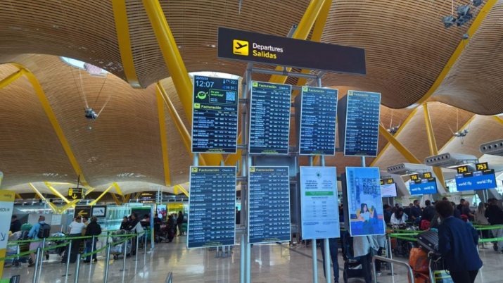 Paneles de información de vuelos y salidas en la Terminal 4 del Aeropuerto de Madrid-Barajas.