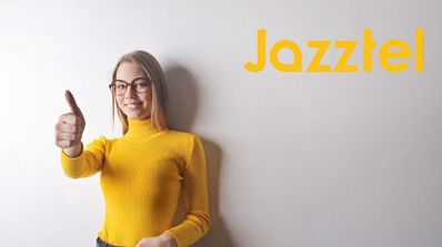 Una chica levanta el pulgar con el logo de Jazztel al lado