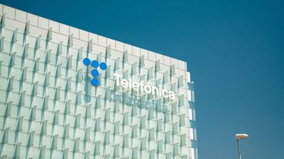 Vista exterior del edificio de Telefónica en un día soleado