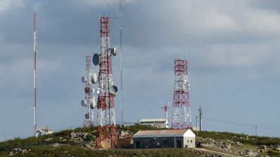 Una serie de torres de telecomunicaciones utilizadas en conexiones