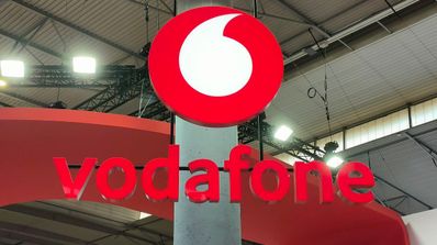El logo de Vodafone muy grande en un evento