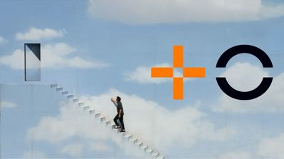 Imagen promocional de MasOrange con un hombre subiendo escaleras
