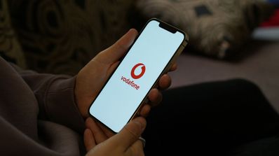 Un móvil con el logo de Vodafone en la pantalla