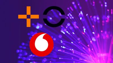 Una señal de fibra óptica con los logos de Vodafone y MasOrange