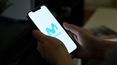 Un usuario de Movistar abriendo la app en su móvil