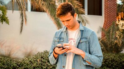 imagen de una persona con un movil